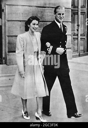 9 luglio 1947. La principessa Elisabetta di 21 anni e la sua fidanzata Lt Philip Mountbatten sulla terrazza di Buckingham Palace la mattina dopo l'annuncio del loro impegno. Foto Stock