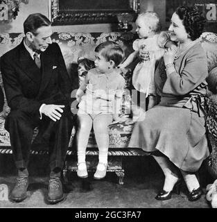 Prima fotografia del Re scattata dopo la sua operazione in settembre. Nella foto della Bow Room di Buckingham Palace con la regina Elisabetta e i suoi due nipoti, il principe Carlo e la principessa Anna. Charles aveva solo 3 anni. 1952 Foto Stock