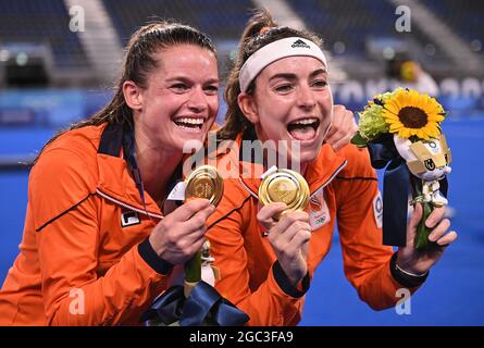 Tokyo, Giappone. 6 agosto 2021. EVA Roma Maria de Goede (R), capitano dei Paesi Bassi, festeggia dopo aver vinto la medaglia d'oro femminile di hockey tra Paesi Bassi e Argentina ai Giochi Olimpici di Tokyo 2020 a Tokyo, Giappone, il 6 agosto 2021. Credit: Xue Yubin/Xinhua/Alamy Live News Foto Stock