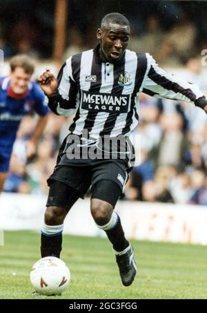 La stella di calcio di Trinidad e Tobago Andy Cole in azione per Newcastle United contro Chelsea nel 1995. Foto Stock