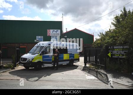 File photo datato 1/10/2020 di un veicolo di polizia che blocca un ingresso alla tenuta industriale Albion Works a Brierley Hill, West Midlands, nella zona in cui due uomini sono stati trovati uccisi in una macchina. L'uomo d'affari Jonathan Houseman sta affrontando una condanna a vita dopo essere stato trovato colpevole alla Corte della Corona di Birmingham di due conteggi di omicidio dopo che ha sparato due uomini morti alla tenuta industriale. Will Henry, 31 anni, e Brian McIntosh, 29 anni, sono stati scoperti in una Range Rover dopo che la polizia è stata chiamata ad un parcheggio al Albion Works Off Moor Street, Brierley Hill, Dudley, West Midlands, il 30 2020 settembre. Data di emissione: Ven Foto Stock