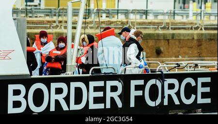 Inghilterra, Kent, dover, i funzionari della Border Force che atterrano i richiedenti asilo si sono ritirati nella Manica. Foto Stock