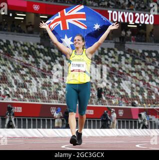 Tokyo, Giappone. 06 agosto 2021. Il Barbiere australiano Kelsey-Lee festeggia dopo aver vinto la medaglia di bronzo nel lancio delle donne Javelin al concorso di atletica durante le Olimpiadi estive di Tokyo a Tokyo, Giappone, venerdì 6 agosto 2021. Foto di Bob strong/UPI. Credit: UPI/Alamy Live News Foto Stock