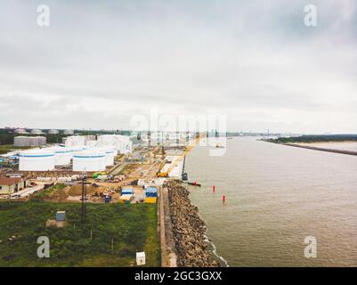 Vista panoramica aerea del porto di Klaipeda con nave da carico in Lituania Foto Stock