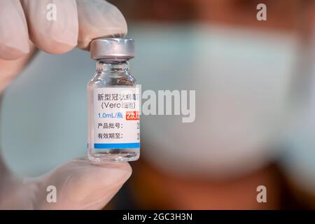 Sinopharm COVID-19 vaccino in flacone dose, vaccino Sars-Cov-2 inattivato vero cellula, Sino Pharm è una società cinese di proprietà statale, Selective Focus Foto Stock