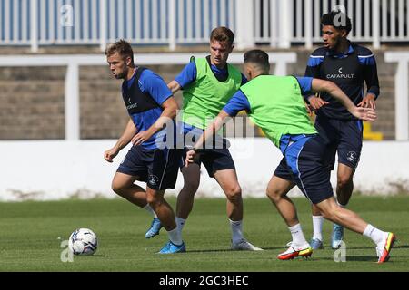 HARTLEPOOL, REGNO UNITO. 5 AGOSTO Hartlepool United's Nicky Featherstone in azione con Mark Shelton, Luke Molyneux e Tyler Burey durante la giornata di formazione e media Hartlepool United a Victoria Park, Hartlepool giovedì 5 agosto 2021. (Credit: Mark Fletcher | MI News) Credit: MI News & Sport /Alamy Live News Foto Stock