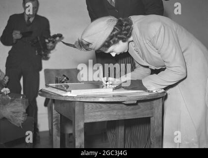 La Principessa Elisabetta apre il nuovo Chevrons Club in Dorset Square, fondato per gli ufficiali presenti e non commissionati delle forze armate. Nella foto si firma il libro dei viistori. 3 febbraio 1948 ©TopFoto Foto Stock