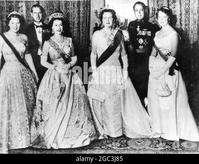 Amsterdam Paesi Bassi tre giorni visita di Stato Regina e Principe Filippo . Banchetto di Stato della principessa Beatrice Filippo, Regina Elisabetta II, Regina Giuliana, Principe Berhard e principi Irene . 25 marzo 1958 Foto Stock