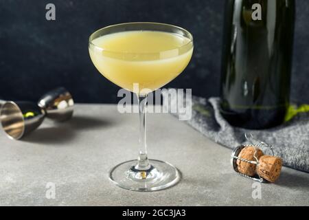 Boozy Absinthe morte nel pomeriggio cocktail con champagne Foto Stock