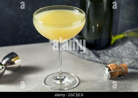 Boozy Absinthe morte nel pomeriggio cocktail con champagne Foto Stock