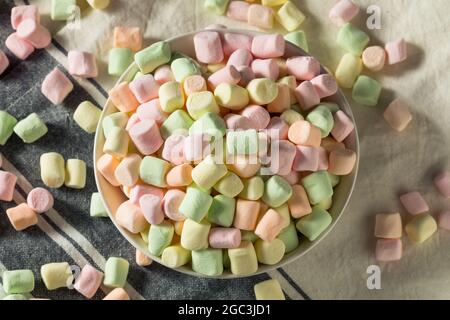 Dolce Arcobaleno fruttato Mini Marshmallows in una ciotola Foto Stock