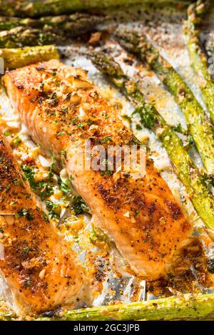 Salmone arrosto sano fatto in casa con asparagi con riso Foto Stock