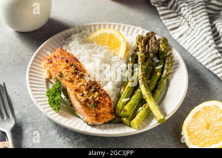 Salmone arrosto sano fatto in casa con asparagi con riso Foto Stock