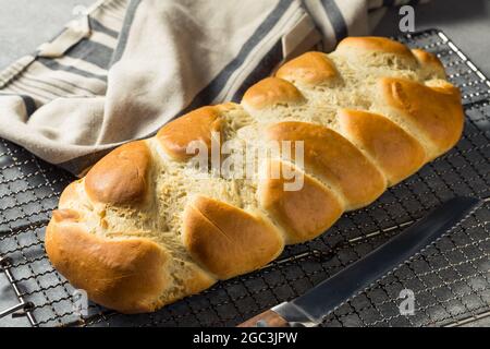 Pane svizzero Zopf fatto in casa pronto a mangiare Foto Stock