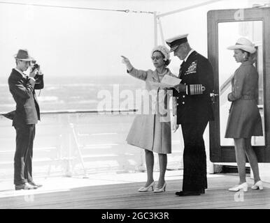 Torbay , Devon : un principe del Galles rivestito in modo informale scatta una fotografia della sua madre regina Elisabetta II e ammiraglio della flotta , Lord Mountbatten a bordo del Royal Yacht Britannia mentre recensiva la flotta occidentale. A destra è sorella Principessa Anna 18 anni . 30 luglio 1969 Foto Stock