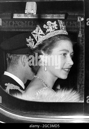 Sua Maestà la Regina ha guidato da Buckingham Palace a Westminster per eseguire la prima apertura di Stato del Parlamento dalla sua adesione al trono . Spettacoli fotografici; sua Maestà che appare radiosa in una tiara di diamante , fotografata seduta accanto al Duca di Edimburgo nella vettura di Stato irlandese sulla sua strada per l'apertura di Stato del Parlamento . 4 novembre 1952 Foto Stock