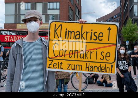 Bündnisdemo zum Thema Klimarassismus und Klimaflucht FFF venerdì per il futuro, Amburgo, Hafenity, St. Annenplatz, 06.08.2021 Foto Stock