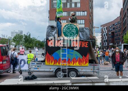 Bündnisdemo zum Thema Klimarassismus und Klimaflucht FFF venerdì per il futuro, Amburgo, Hafenity, St. Annenplatz, 06.08.2021 Foto Stock