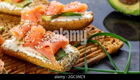 Un crostino di salmone e avocado Foto Stock