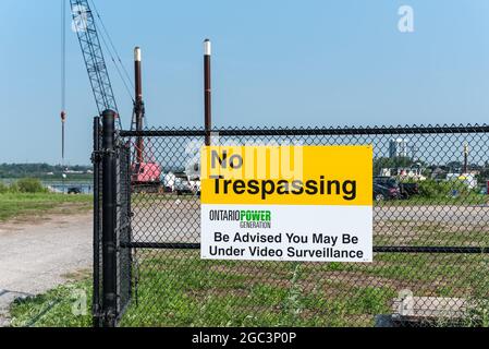 Segno di 'No Trespassing' in una proprietà di generazione di energia dell'Ontario nella città di Pickering in Ontario, Canada Foto Stock