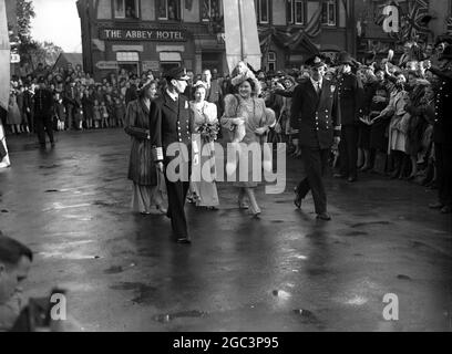 Tre principesse reali erano bridesmaid alle nozze dell'on. Patricia Mountbatten al capitano il Signore Brabourne . Qui , arrivati all'Abbazia di Romsey , ci sono la Principessa Elisabetta , il Re Giorgio VI , la Principessa Margherita , la Regina Elisabetta e il tenente Filippo Mountbatten 26 ottobre 1926 Foto Stock
