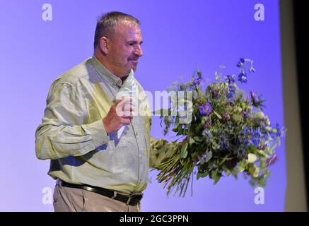 Uherske Hradiste, Repubblica Ceca. 06 agosto 2021. Il regista serbo Goran Markovic ha ricevuto il premio annuale dell'Associazione dei Club cinematografici Cechi (ACFK) durante la Scuola estiva di cinema Uherske Hradiste, Repubblica Ceca, il 6 agosto 2021. Credit: Gluck/CTK Photo/Alamy Live News Foto Stock