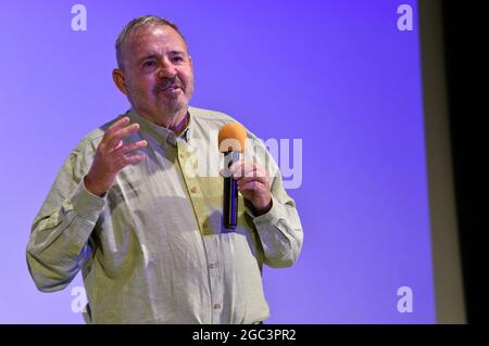 Uherske Hradiste, Repubblica Ceca. 06 agosto 2021. Il regista serbo Goran Markovic ha ricevuto il premio annuale dell'Associazione dei Club cinematografici Cechi (ACFK) durante la Scuola estiva di cinema Uherske Hradiste, Repubblica Ceca, il 6 agosto 2021. Credit: Gluck/CTK Photo/Alamy Live News Foto Stock