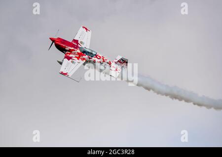 Il piccolo e grande team di display Extra Duo ha eseguito una fantastica routine acrobatica al Shuttleworth Family Airshow il 1 agosto 2021 Foto Stock