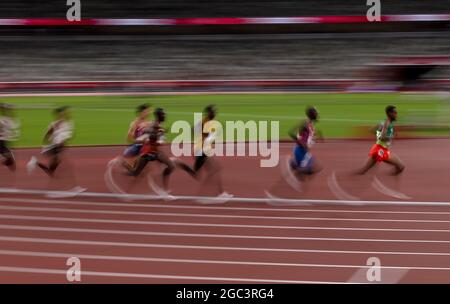 Tokyo, Kanto, Giappone. 6 agosto 2021. I corridori gareggiano nei 5000 m degli uomini competono durante le Olimpiadi di Tokyo 2020 allo Stadio Olimpico di Tokyo venerdì 6 agosto 2021 a Tokyo. (Credit Image: © Paul Kitagaki Jr./ZUMA Press Wire) Foto Stock