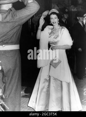 S.M. la Regina Elisabetta II che riconosce le gregazioni della folla si è riunita fuori della città di Auckland il 27 dicembre 1953 Foto Stock