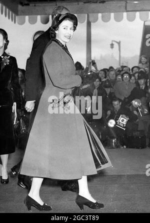 La regina sorride quando arriva a Olympia, Londra, oggi (lunedì) per una vista privata della mostra Ideal Homes, che si apre lì domani. 2 maggio 1953 Foto Stock