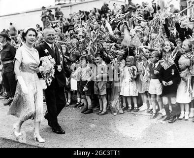 La Regina Elisabetta II , scortata dal Sindaco di Waipukurau , passa attraverso vicoli di bambini in visita in Nuova Zelanda . 12 gennaio 1954 Foto Stock