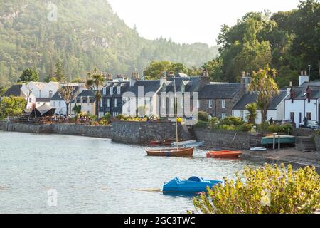 Il villaggio costiero di Plockton nelle Highlands Scozia Foto Stock