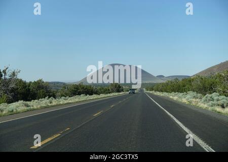 Due soste di Guns vicino al personale della bandiera Arizona Foto Stock