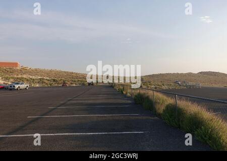 Due soste di Guns vicino al personale della bandiera Arizona Foto Stock