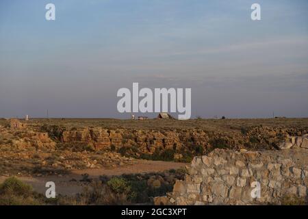 Due soste di Guns vicino al personale della bandiera Arizona Foto Stock