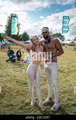 Wilderness Festival, Oxfordshire, Regno Unito. 6 agosto 2021. I festaioli apprezzeranno il Wilderness Festival in un caldo e soleggiato venerdì, quando l'evento inizia il suo decimo anno. E 'stato rinviato nel 2020 a causa di Covid, ma è stato in grado di Passi pure nel 2021 con rigorosi test in atto. Credit: Andrew Walmsley/Alamy Live News Foto Stock