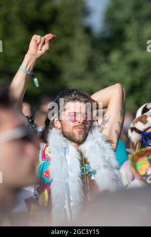 Wilderness Festival, Oxfordshire, Regno Unito. 6 agosto 2021. I festaioli apprezzeranno il Wilderness Festival in un caldo e soleggiato venerdì, quando l'evento inizia il suo decimo anno. E 'stato rinviato nel 2020 a causa di Covid, ma è stato in grado di Passi pure nel 2021 con rigorosi test in atto. Credit: Andrew Walmsley/Alamy Live News Foto Stock