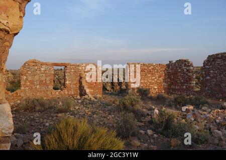 Due soste di Guns vicino al personale della bandiera Arizona Foto Stock