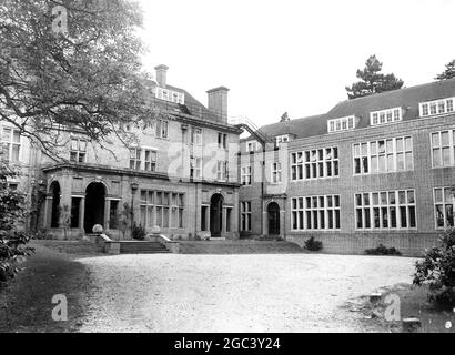 Una vista di Cheam School , Headley , vicino a Newbury , Berk , dove il principe Carlo andrà come un boarder prossimo termine . La Scuola , una delle migliori scuole di preparazione del paese , fu fondata a Cheam , Surrey nel 1646 , ed è dove il padre del Principe , il duca di Edimburgo, frequentò dal 1930 al 1933 . Si trasferì a Headley nel 1934 , e sorge su 65 acri di terreno boscoso rotto e a 300 piedi sopra la campagna circostante . Le tasse sono 90 guineas un termine e l'erede al Trono ripartirà un dormitorio con altri otto ragazzi . 15 agosto 1957 Foto Stock