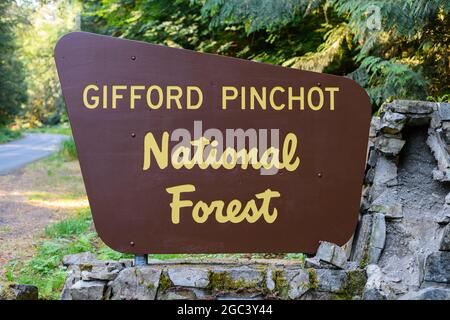 Randle, WA, USA - 04 agosto 2021; cartello d'ingresso alla Gifford Pinchot National Forest nel sud-ovest dello stato di Washington negli Stati Uniti Foto Stock