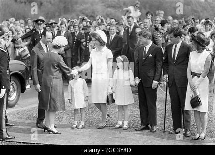 Jacqueline Kennedy saluta HM Queen Elizabeth II all'arrivo a Runnymede , Surrey. Con la sig.ra Kennedy sono i suoi due figli Caroline (7) e Giovanni (4) . La Regina sta svelando il memoriale di Runnymede al marito di Mrs Kennedy , il defunto presidente degli Stati Uniti John F Kennedy . Parteciperanno anche il fratello del presidente, i senatori Edward e Robert Kennedy . 14 maggio 1965 Lord Harlech sulla sinistra Foto Stock
