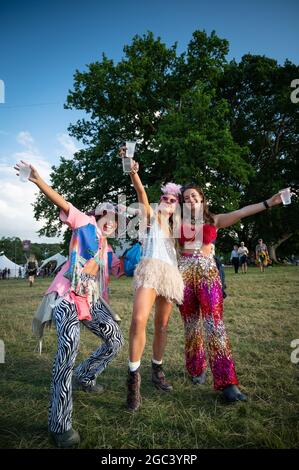 Wilderness Festival, Oxfordshire, Regno Unito. 6 agosto 2021. I festaioli apprezzeranno il Wilderness Festival in un caldo e soleggiato venerdì, quando l'evento inizia il suo decimo anno. E 'stato rinviato nel 2020 a causa di Covid, ma è stato in grado di Passi pure nel 2021 con rigorosi test in atto. Credit: Andrew Walmsley/Alamy Live News Foto Stock