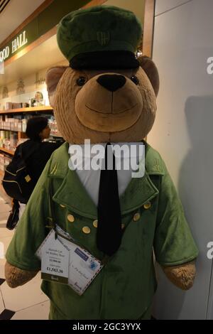 Cadburys cioccolatini orso e caramelle orso cappello cravatta cappellino in piedi alto bottoni marroni sorridere costume giocattolo divertente Foto Stock