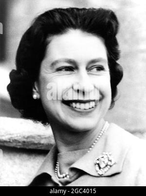 Un affascinante studio di HM la Regina come lei sorride felicemente mentre a Windsor, Inghilterra . 5 giugno 1959 Foto Stock