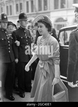 LA PRINCIPESSA PAGA UNA CHIAMATA la principessa Elizabeth questa mattina ha pagato una visita al Centro di informazioni delle associazioni di viaggio in Whitcomb Street, Londra. IMMAGINI MOSTRA:- Principessa Elizabeth arrivo al Centro informazioni delle Associazioni di Viaggi a Whitcomb Street, Londra. Luglio 20 1949 Foto Stock