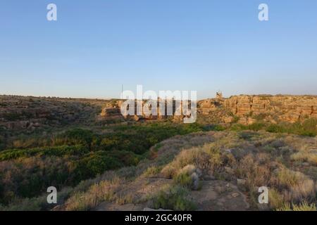 Due soste di Guns vicino al personale della bandiera Arizona Foto Stock