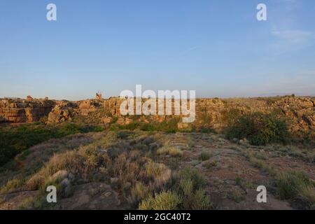 Due soste di Guns vicino al personale della bandiera Arizona Foto Stock