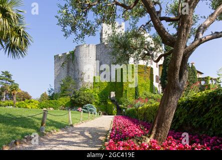DUINO, Italia - 5 giugno 2021: Castello di Duino visto dal suo giardino, sulla costa adriatica vicino Trieste Foto Stock