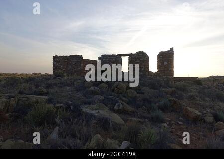 Due soste di Guns vicino al personale della bandiera Arizona Foto Stock